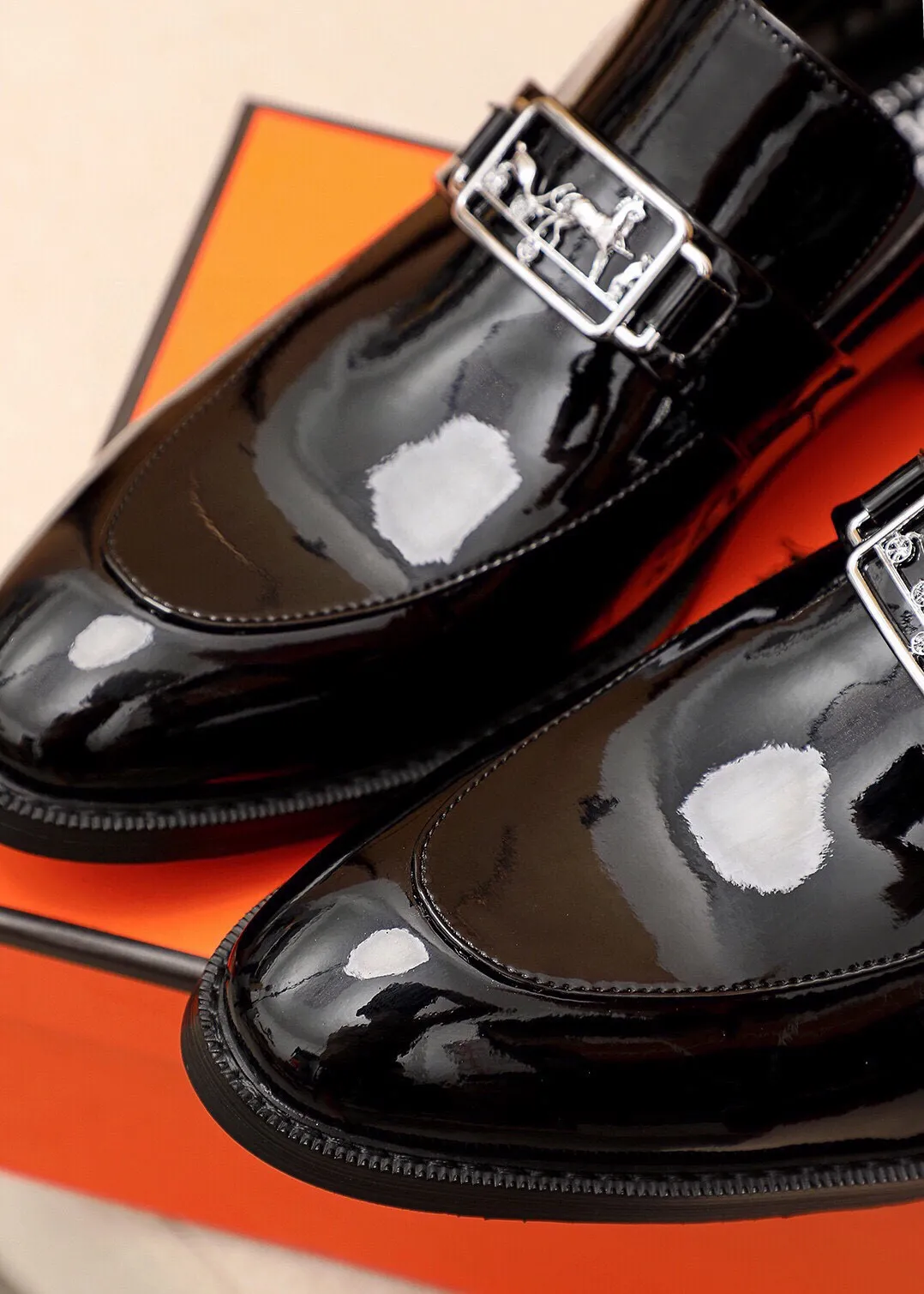 Men's shoes 💰480 💐 Product trademark: HERMES "Hermès" casual leather shoes Regular size: 38-44 (45🉑️customized) Product materials: Selected imported first-layer open-edge beaded cowhide upper + classic hardware buckle, imported water-dyed 🐂 cowhide lining. Strong three-dimensional visual effect, non-slip and wear-resistant combination outsole Color: 2⃣️colors available